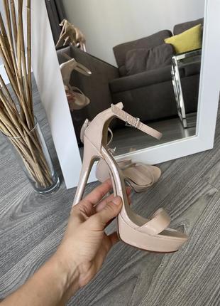 Дуже красиві бежеві босоніжки як zara