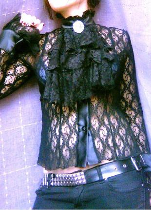 Черная гипюровая блуза в викторианском стиле с жабо и камеей1 фото