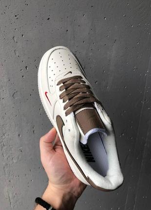 Отличные женские кроссовки nike air force 1 rise white mocco молочные с коричневым5 фото