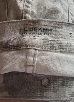 Мега стильные, брендовые джинсы с принтом3 фото