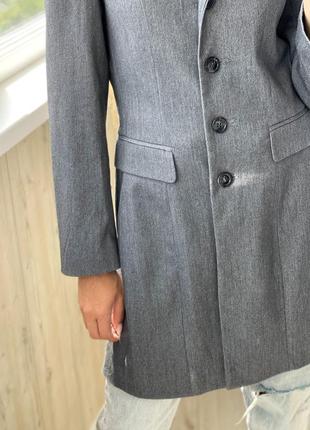 Серый удлиненный приталенный пиджак жакет 1+1=38 фото