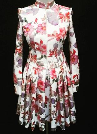 Дизайнерський костюм жіночий