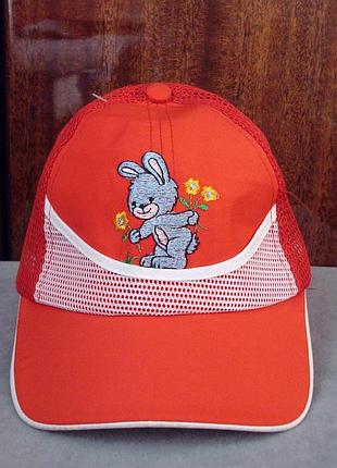 Червона бейсболка з зайчиком