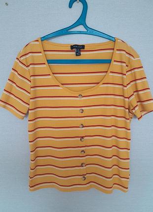 Стильна футболка у смужку з гудзиками