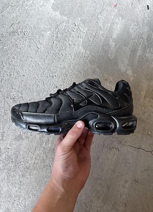 Чоловічі кросівки nike air max plus triple black1 фото