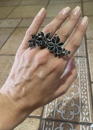 Чорне кільце на два пальці