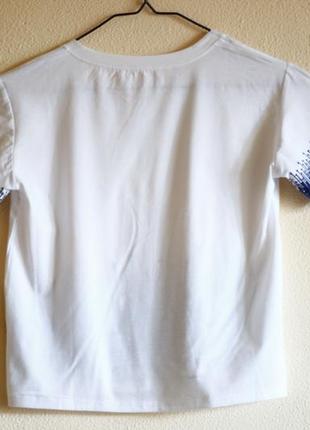 Белая укороченная футболка с принтом4 фото