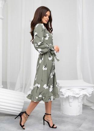 Принтована сукня-халат кольору хакі з воланом3 фото