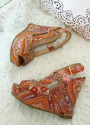 Дуже красиві літні босоніжки на танкетці centro