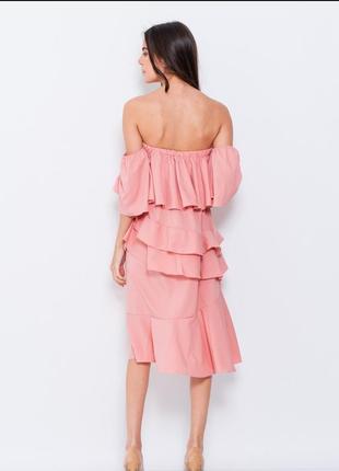 Рожеве плаття з відкритими плечима і воланами3 фото