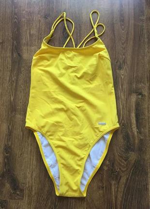 Суцільний купальник з відкритою спиною