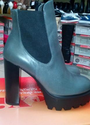 Ботильоны  женские  из натуральной кожи на высоком каблуке с платформой, серого цвета lexi.