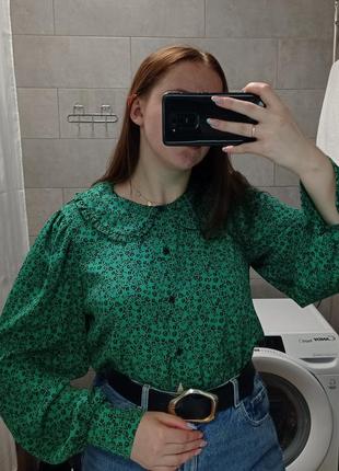 Блуза в квіточку зелена ізумрудна з трендлвим коміром