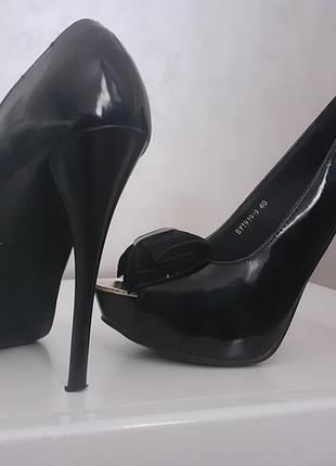 Туфлі чорні лак