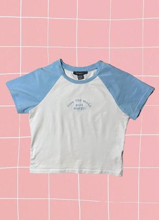 Бело-голуба короткая футболка (кроп топ) с голубыми рукавами и надписью