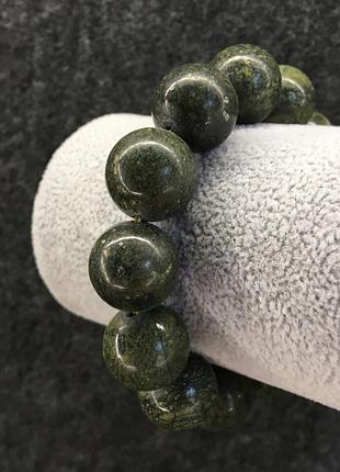 Браслет з натурального каменю змеєвік гладка кулька на гумці d-16м l-17cм