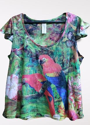 Яскрава вільна футболка