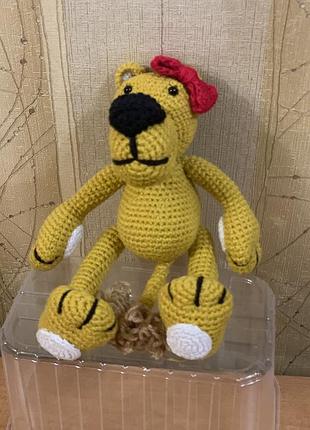 Мягкая вязанная игрушка ручной работы. львица.