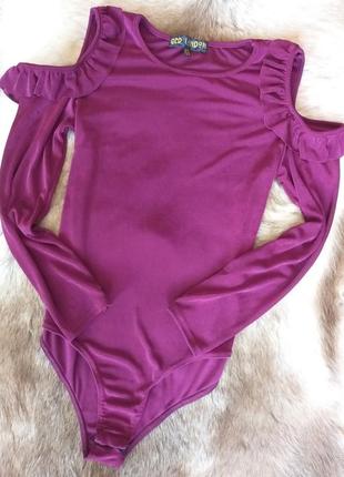 Боді бордо в вирізаними плечима і рюшкою