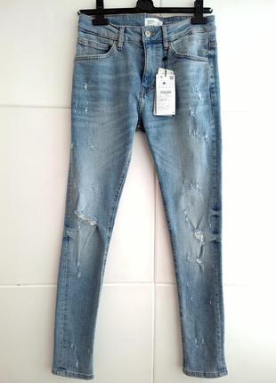 Джинсы скинни с потёртым эффектом разрывами и молниями bershka