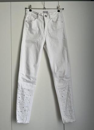 Білі джинси стінні