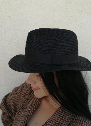 Стильний чорний капелюшок