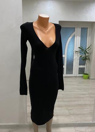 Чорна сукня миди з глибоким декольте