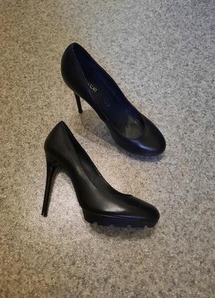Черные женские туфли на шпильке.