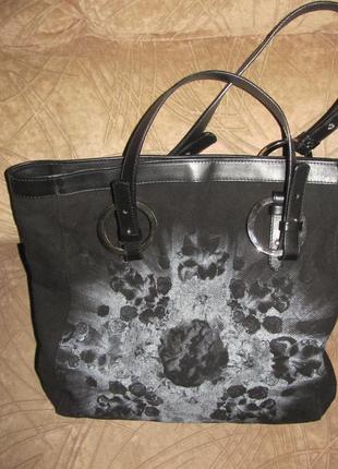 Стильна сумка від відомого бренду