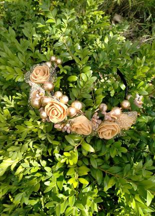 Вінок для волосся / віночок на голову із золотими трояндами на чорному обідку