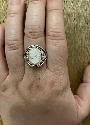 Перстень з камеєю.