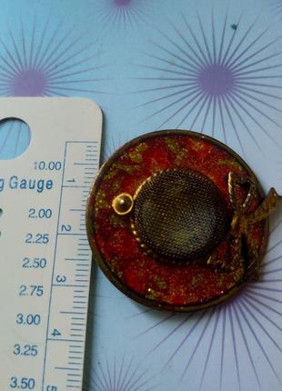 Элегантная брошь шляпка