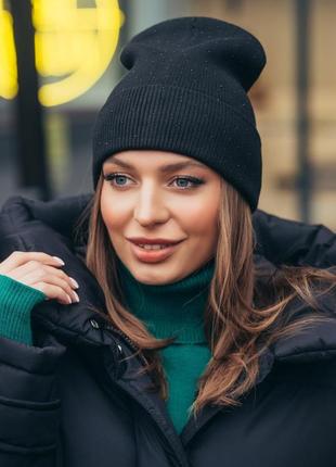 Женская молодежная черная шапка со стразами