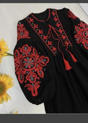 Етнічна чорна сукня лляна плаття вишиванка вишита з обємними рукавами буфами6 фото