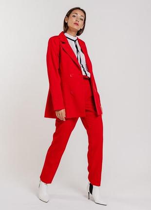 Жіночий брючний костюм з двуборнтим жакетом червоний3 фото
