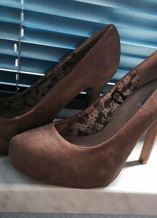Стильні туфлі на високих підборах