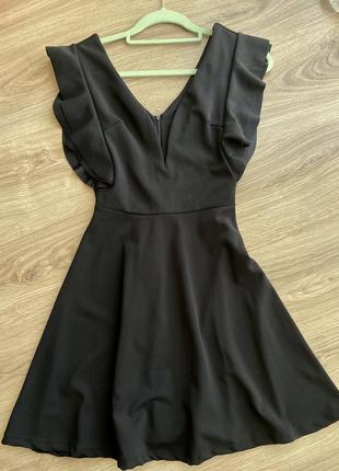 Маленьке чорне плаття з вирізом