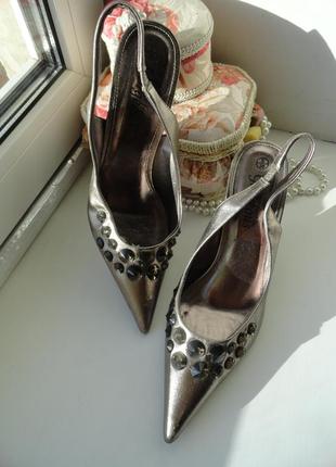 Элегантные нарядные стильные туфли