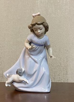 Порцелянова статуетка nao «біжить дівчинка з цуценям».