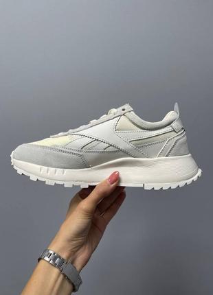 Шикарні жіночі кросівки reebok classic leather legacy white olahrada молочні з сірим4 фото