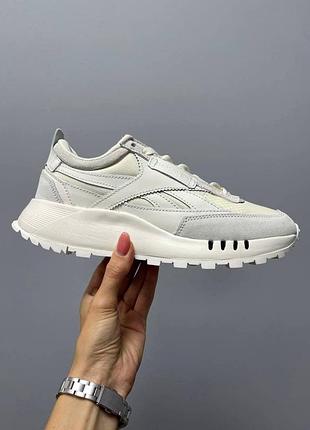 Шикарні жіночі кросівки reebok classic leather legacy white olahrada молочні з сірим1 фото