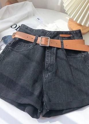 Джинсовые шортики с кожаным ремнём