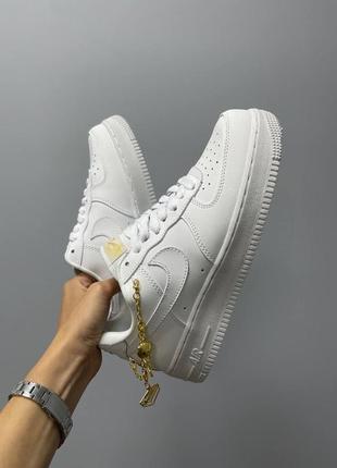 Шикарные женские кроссовки nike air force 1 lucky charms белые с цепочкой8 фото