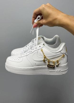 Шикарні жіночі кросівки nike air force 1 lucky charms білі з ланцюжком