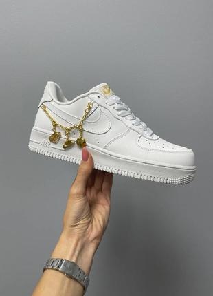 Шикарные женские кроссовки nike air force 1 lucky charms белые с цепочкой6 фото