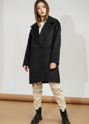 Женское прямое пальто демисезонное черное