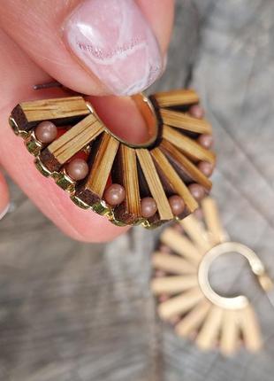 Дерев'яні сережки-гвоздики на металевій золотий основі півмісяцем з намистинами8 фото