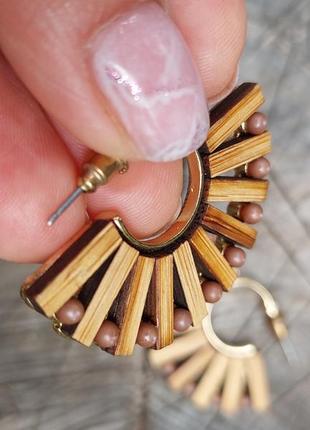 Дерев'яні сережки-гвоздики на металевій золотий основі півмісяцем з намистинами7 фото