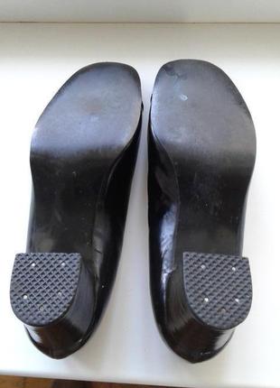 Туфли женские лодочки лаковые enei венгрия на устойчивом каблуке с брошью4 фото