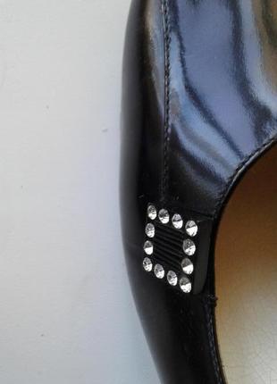 Туфли женские лодочки лаковые enei венгрия на устойчивом каблуке с брошью6 фото